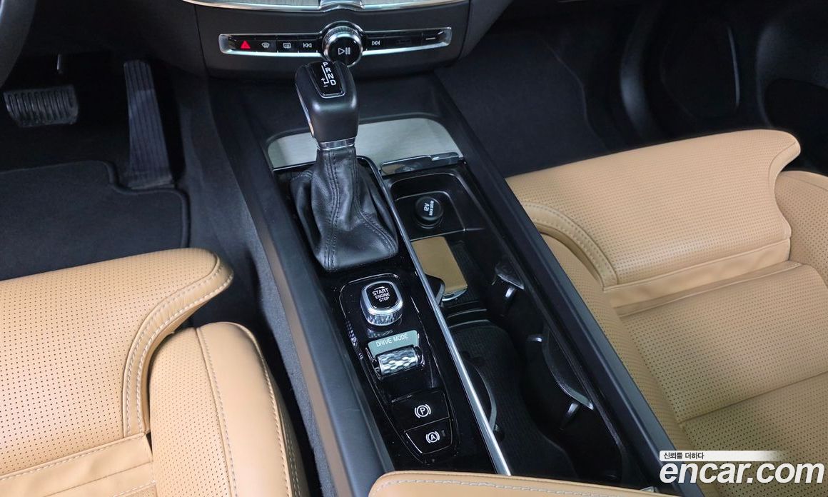 Volvo XC60 2nd Gen фото 9