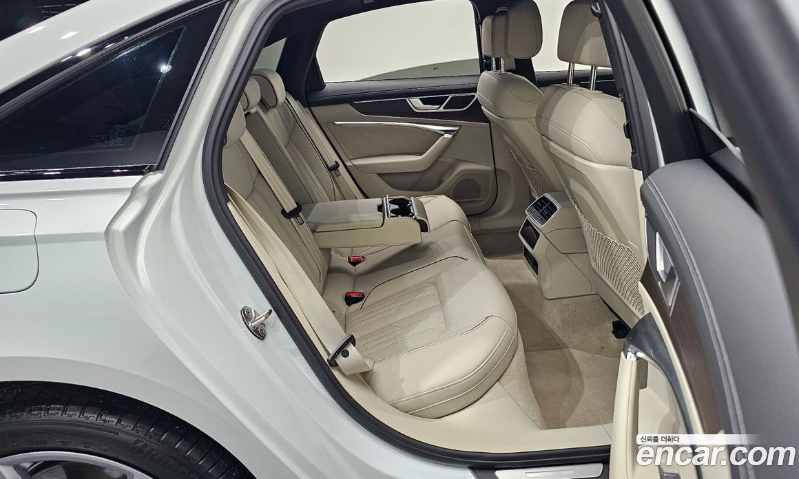 Audi A6 (C8) фото 12