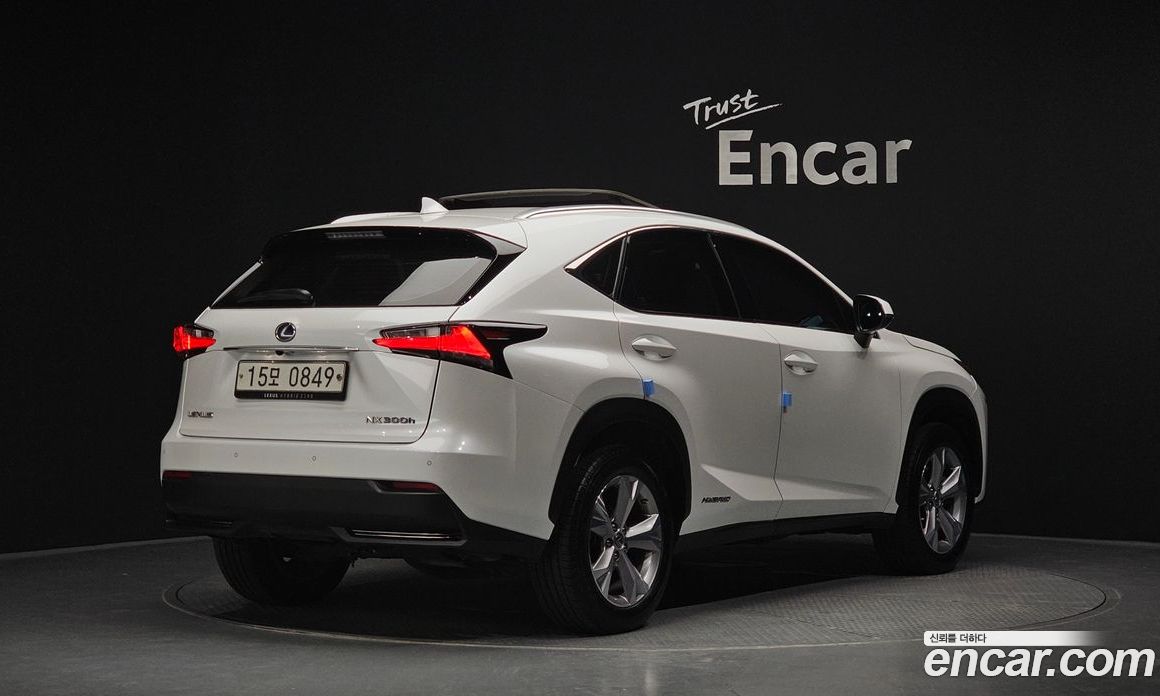 Lexus NX300h фото 2