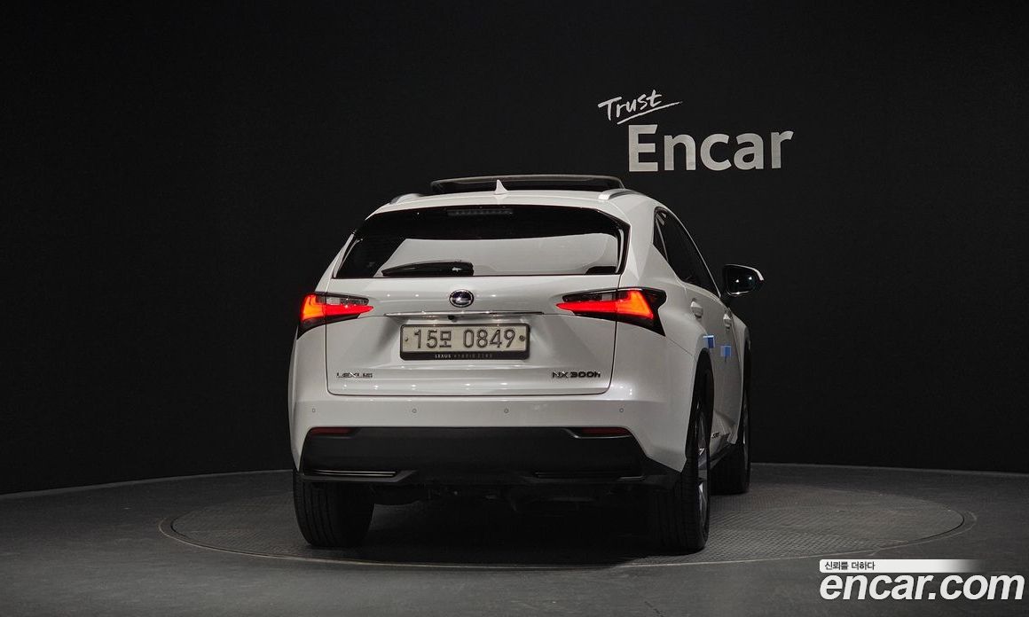 Lexus NX300h фото 4