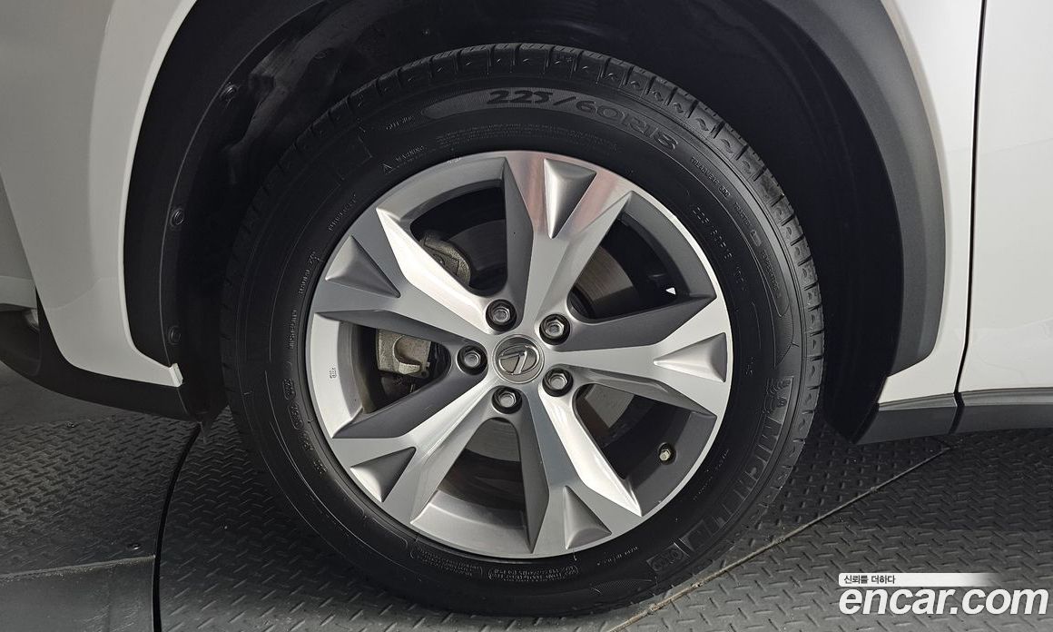 Lexus NX300h фото 5