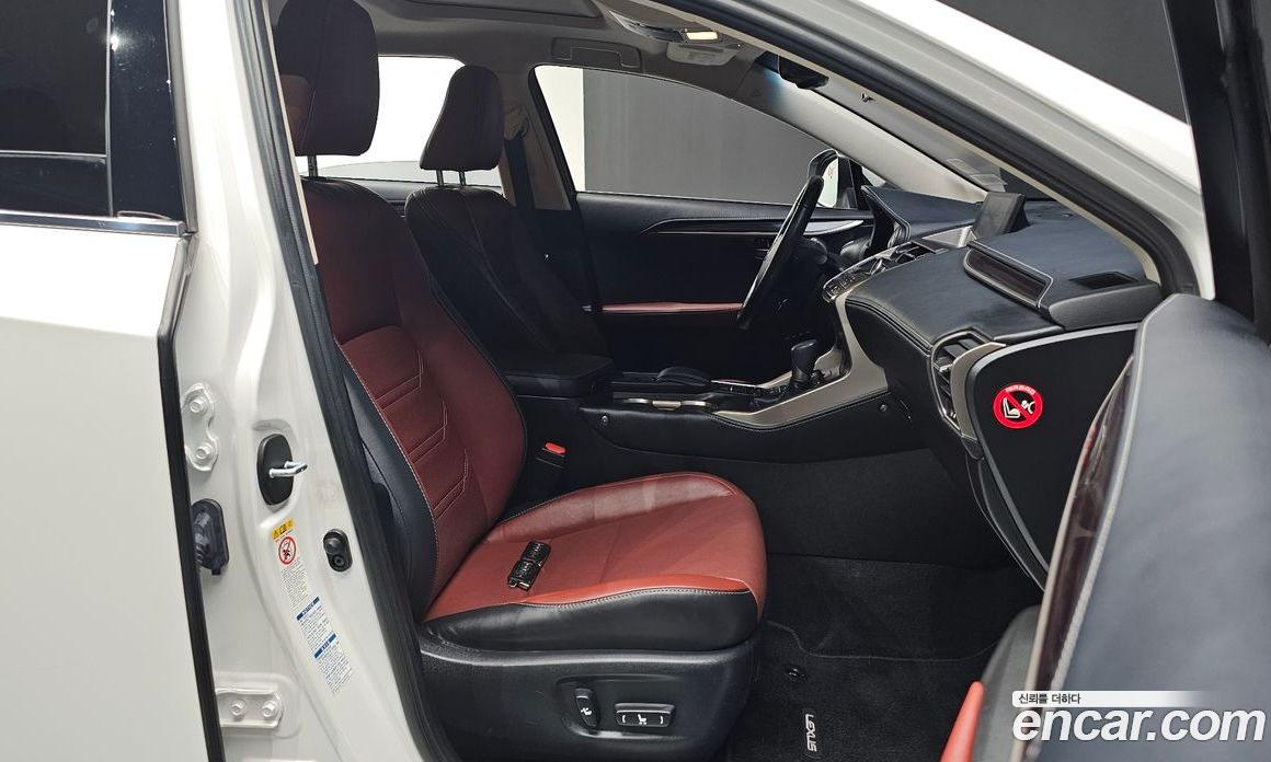 Lexus NX300h фото 10