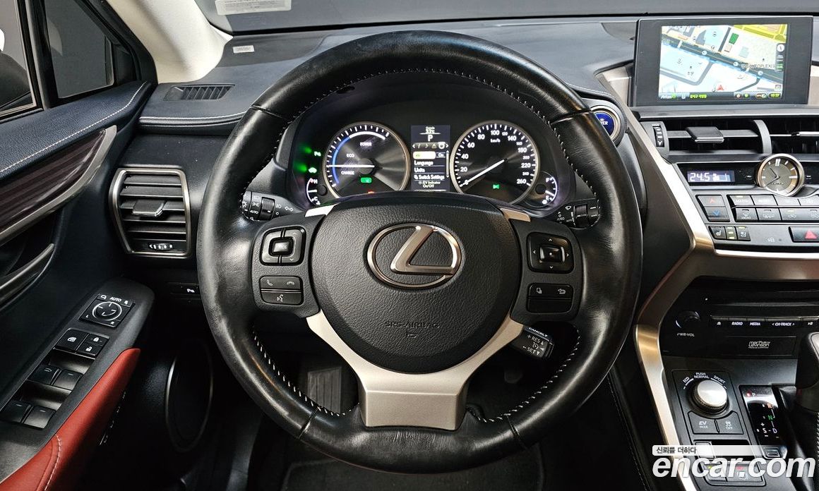 Lexus NX300h фото 13