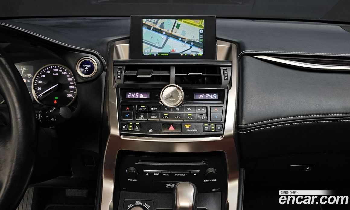 Lexus NX300h фото 14