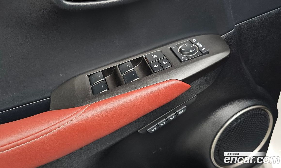 Lexus NX300h фото 16
