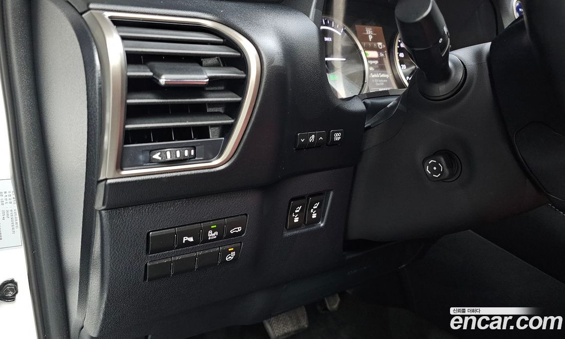 Lexus NX300h фото 17
