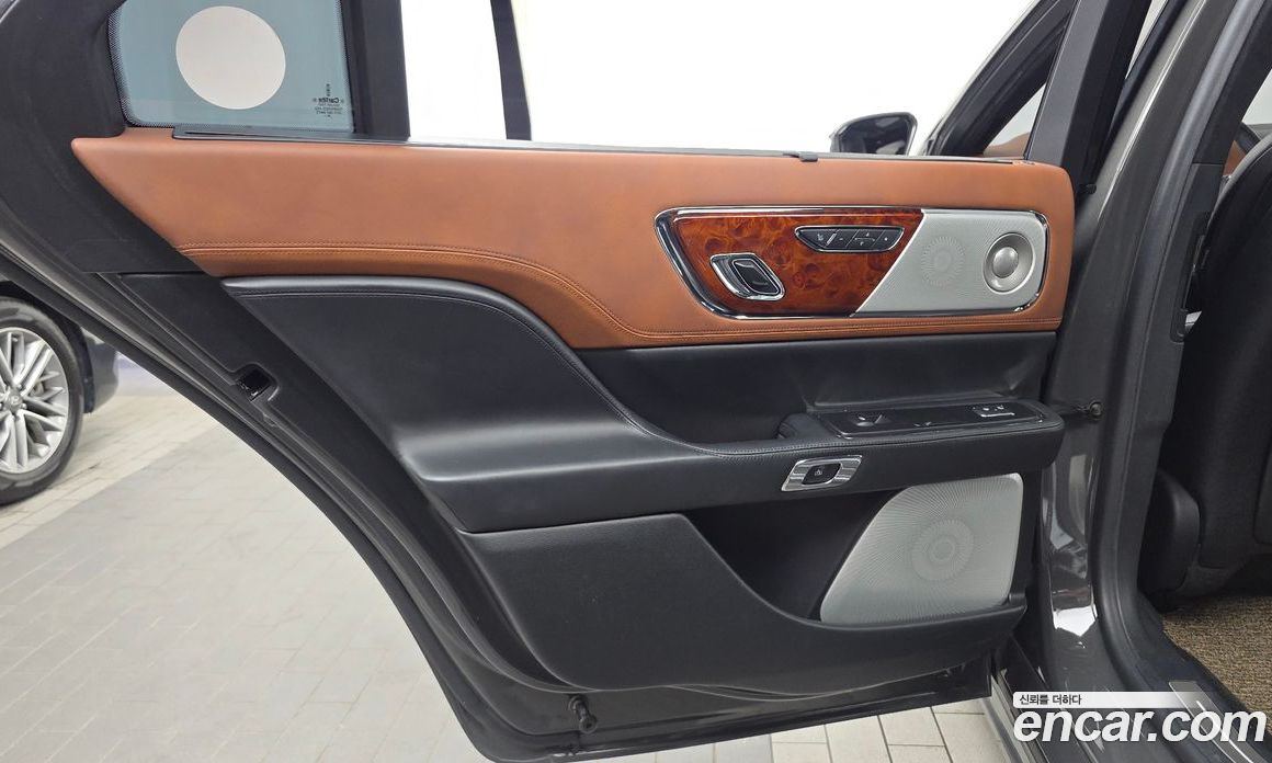 Lincoln Continental 10th Gen фото 25