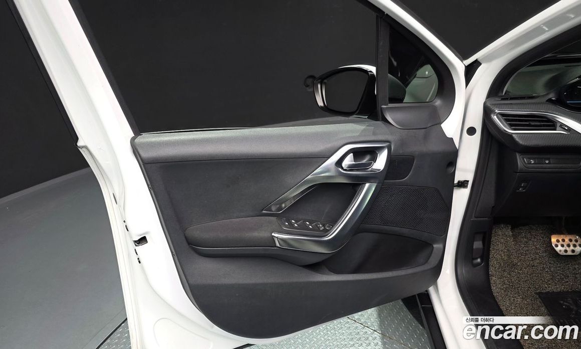 Peugeot 2008 1st Gen фото 24