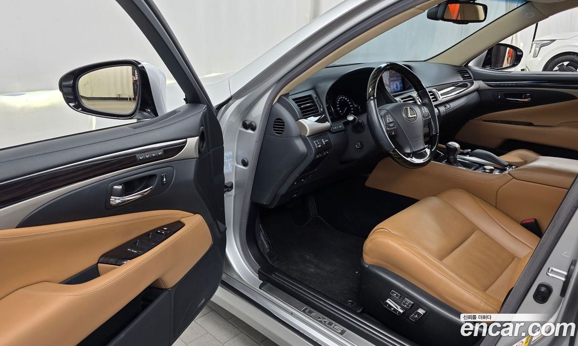 Lexus LS460L фото 10