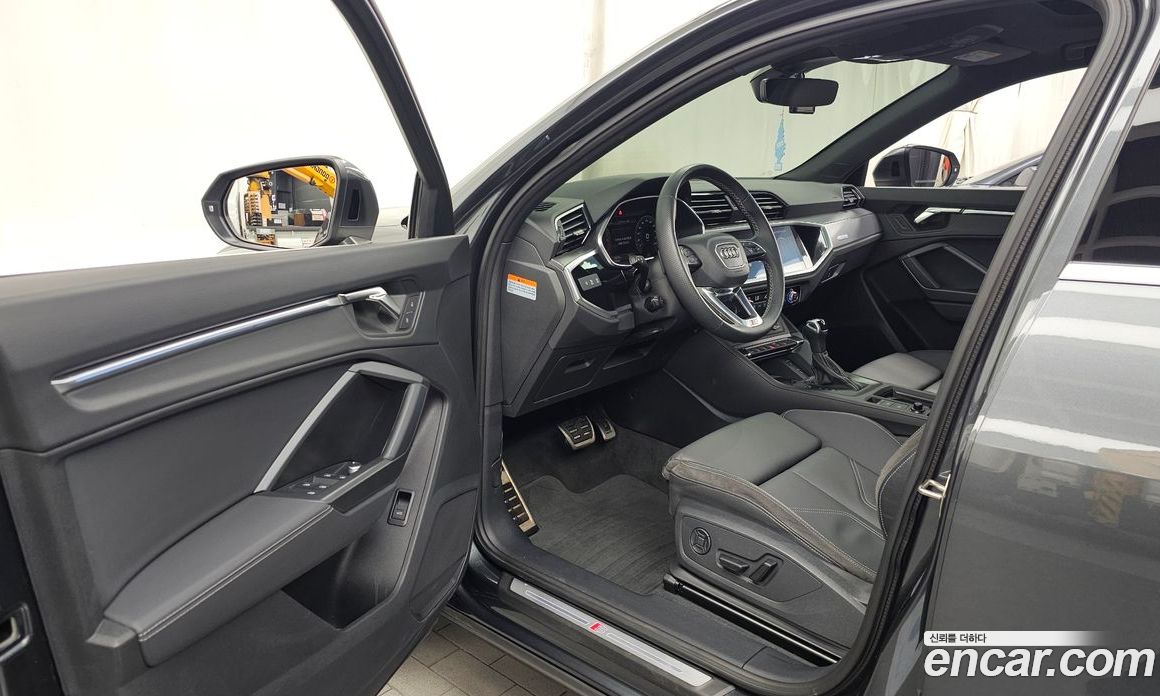 Audi Q3 (F3) фото 10