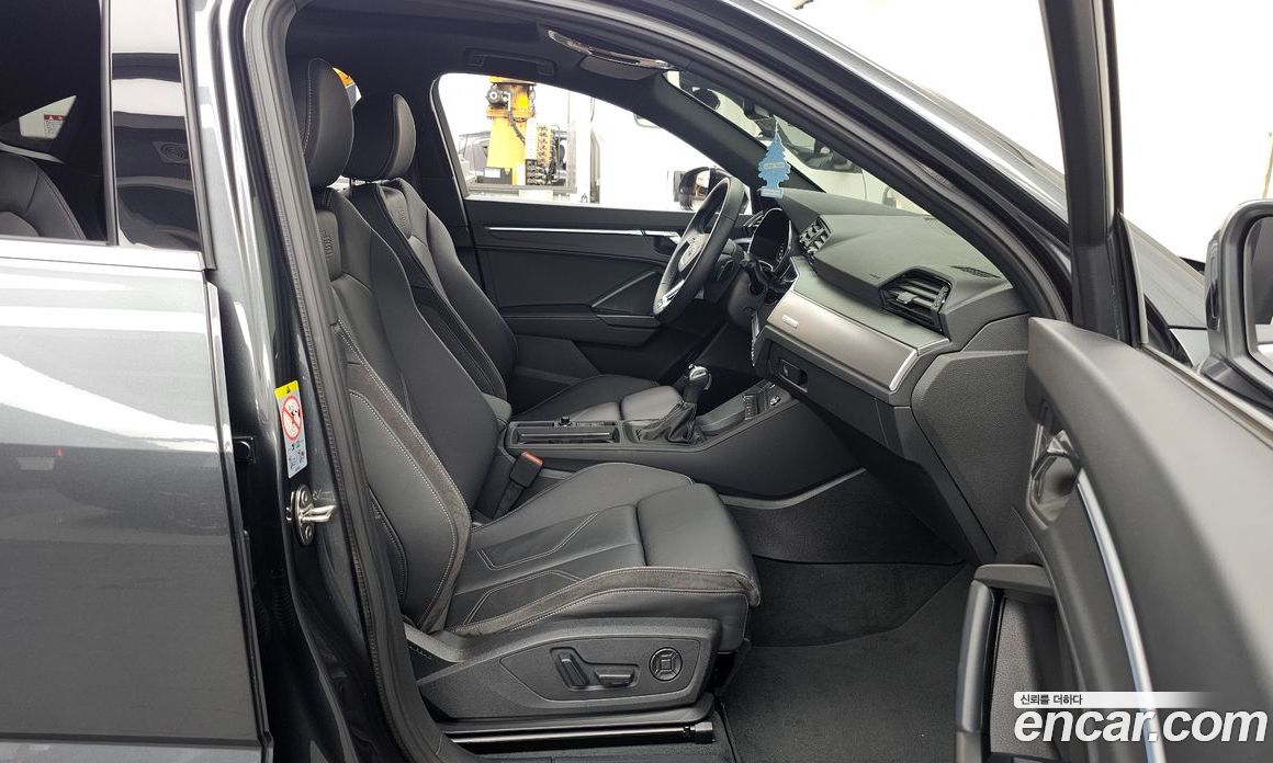 Audi Q3 (F3) фото 11