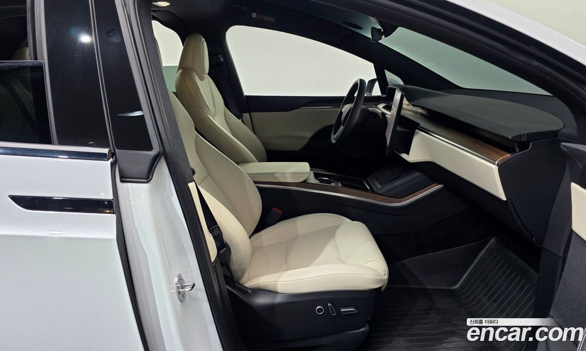 Tesla Model X фото 11