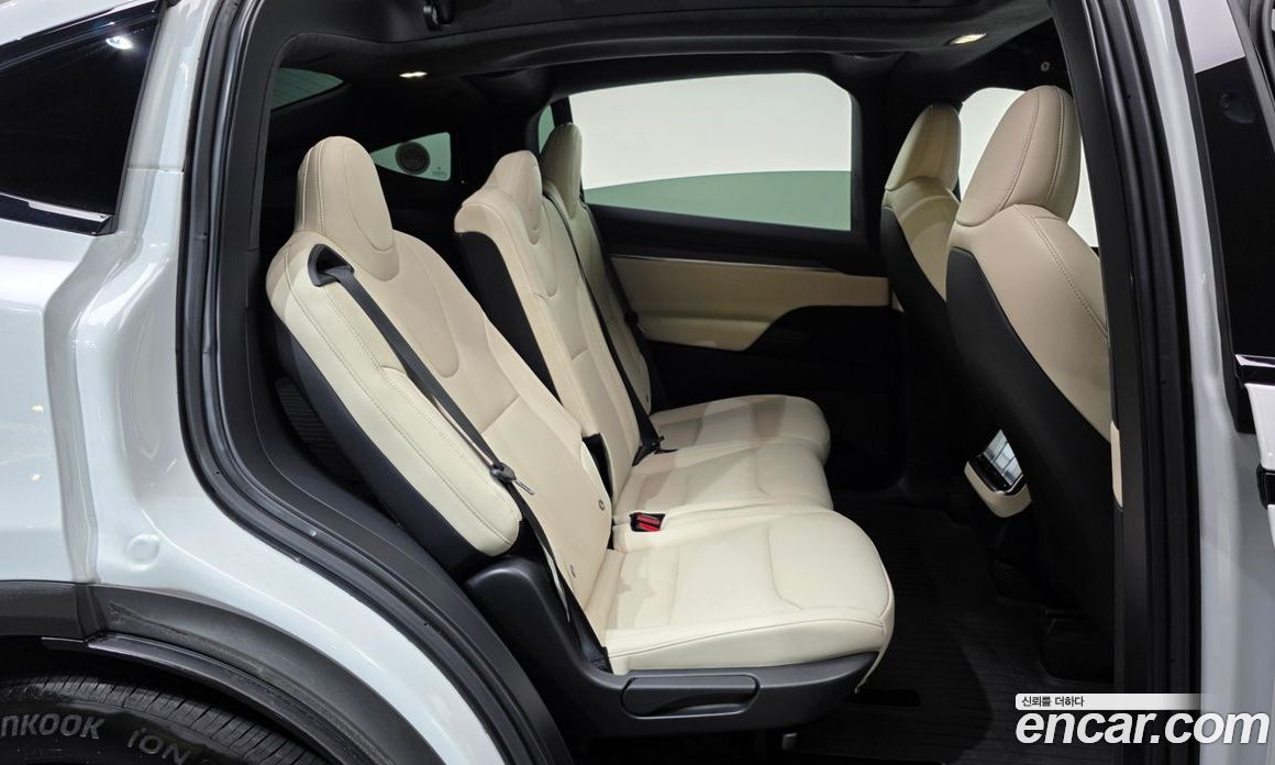 Tesla Model X фото 12