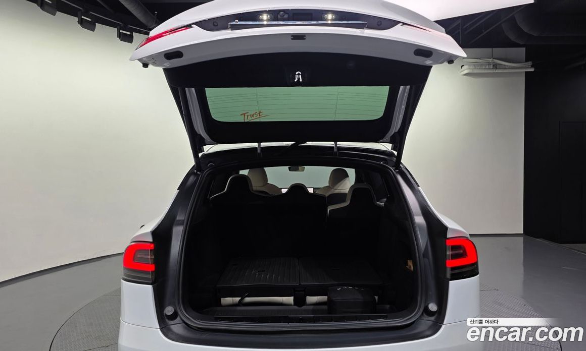 Tesla Model X фото 20