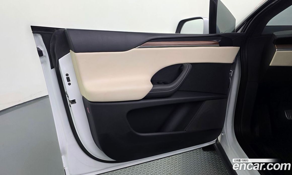 Tesla Model X фото 24