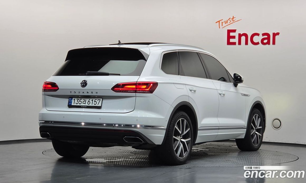 Volkswagen Touareg 3rd Gen фото 2