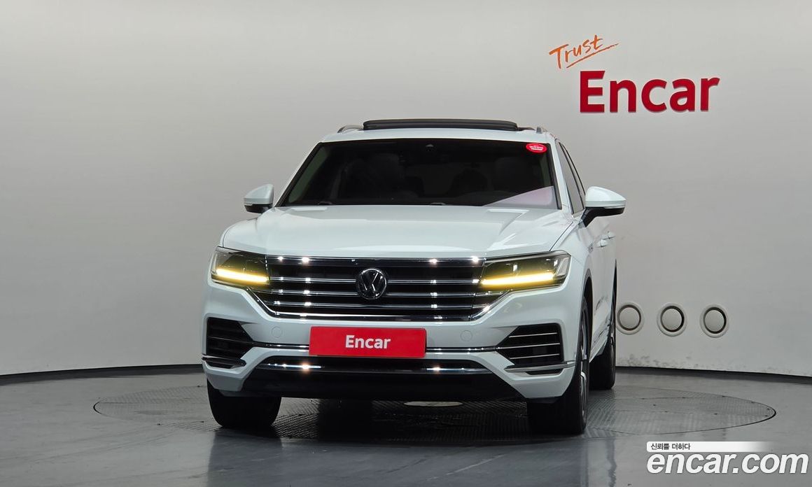 Volkswagen Touareg 3rd Gen фото 3