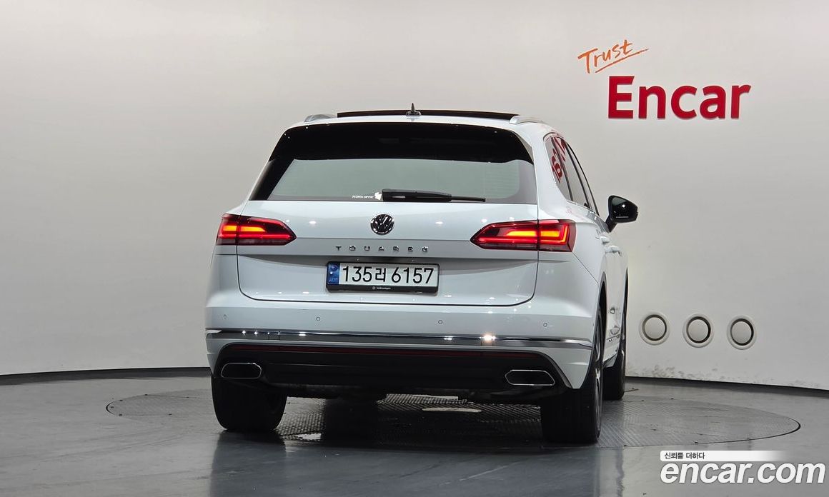Volkswagen Touareg 3rd Gen фото 4
