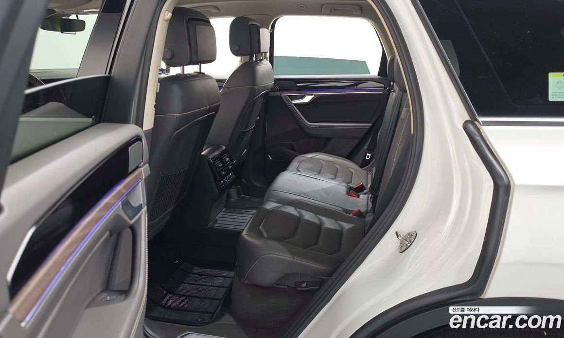Volkswagen Touareg 3rd Gen фото 11