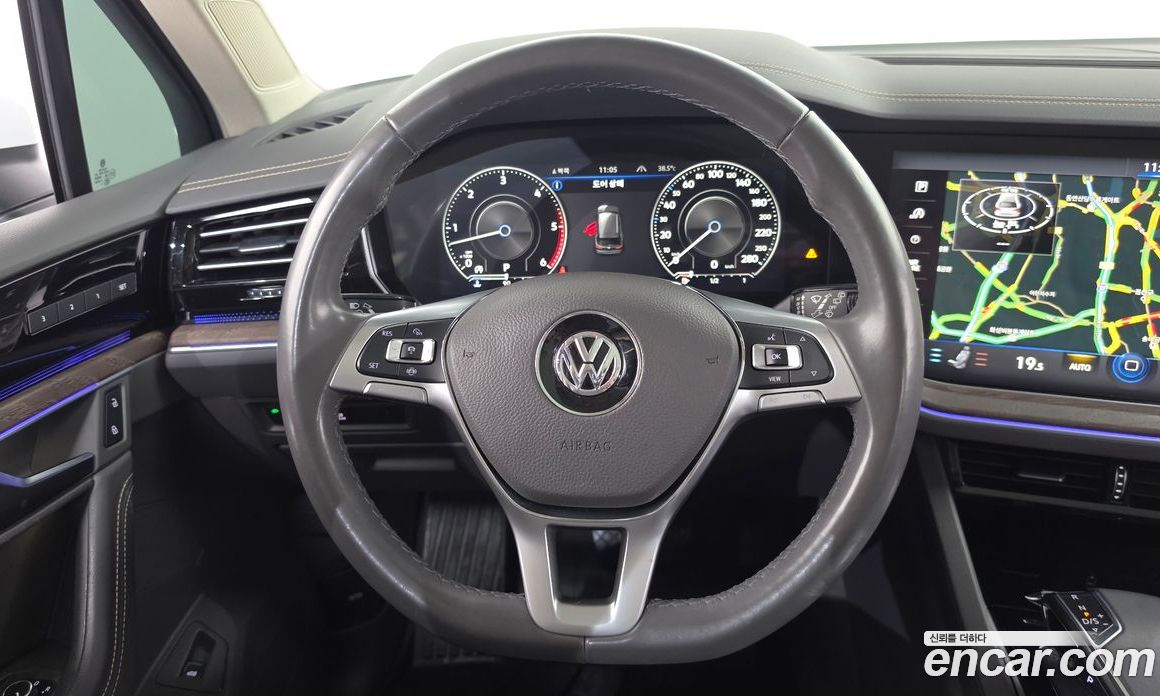 Volkswagen Touareg 3rd Gen фото 13