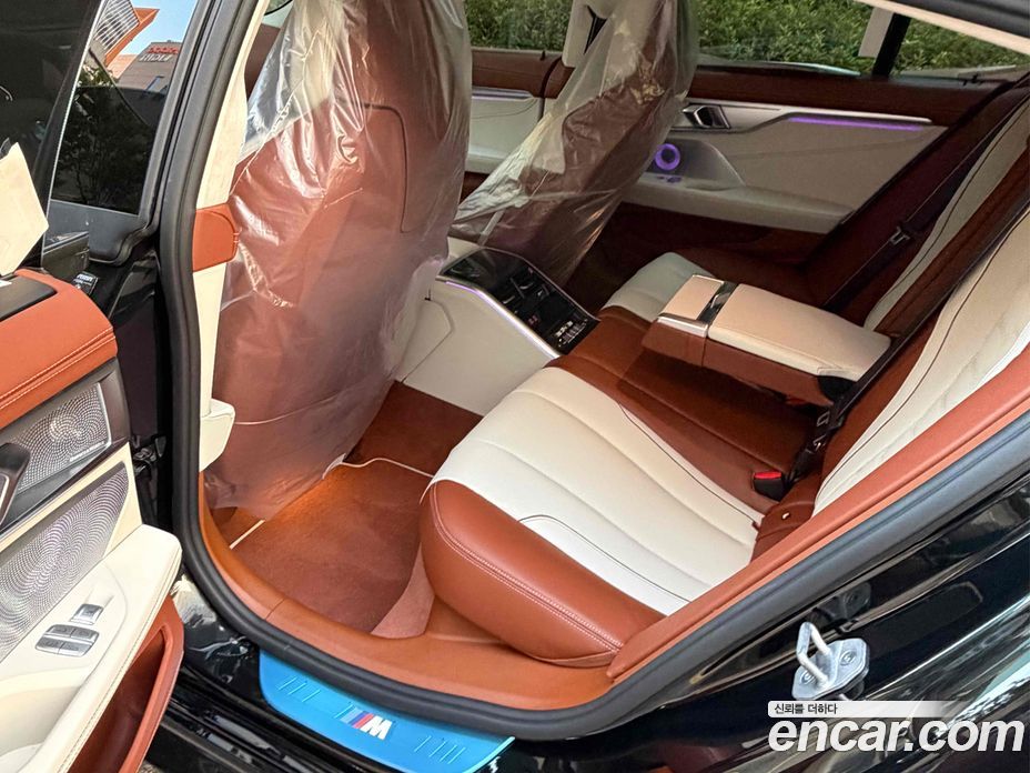 BMW 8-Series (G15) фото 11
