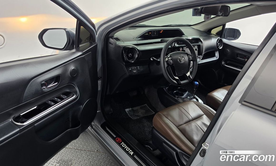 Toyota Prius C фото 10
