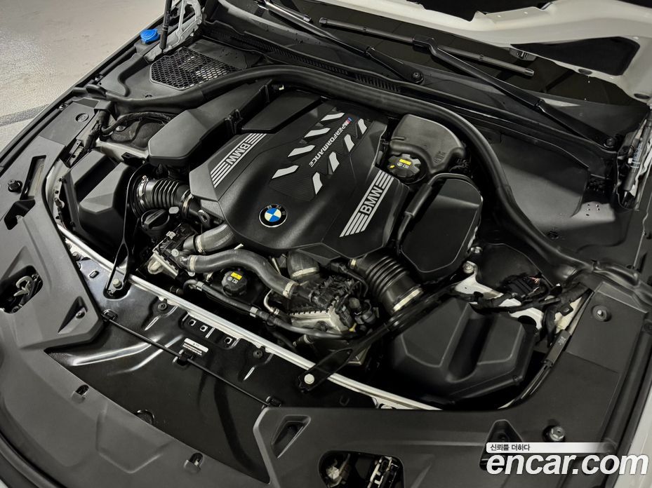 BMW 8-Series (G15) фото 6