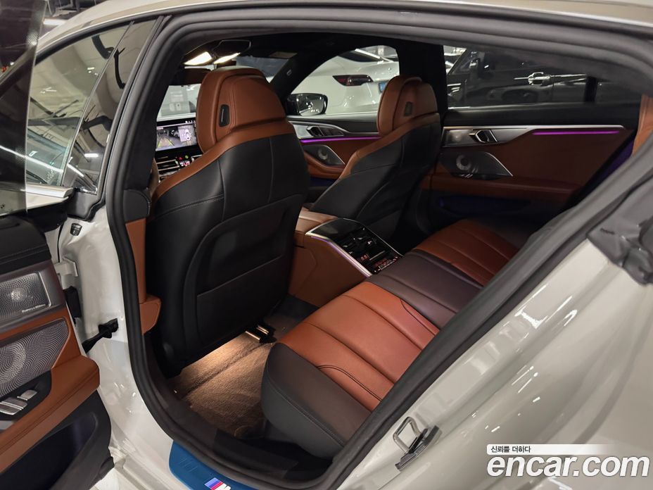 BMW 8-Series (G15) фото 15