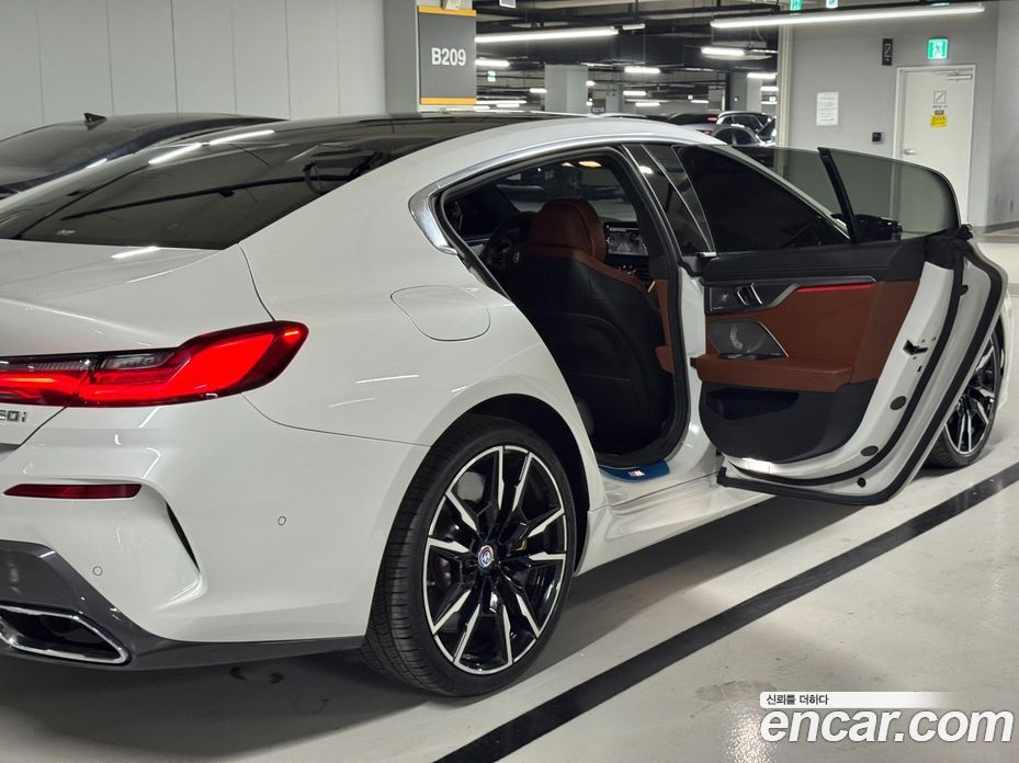 BMW 8-Series (G15) фото 18