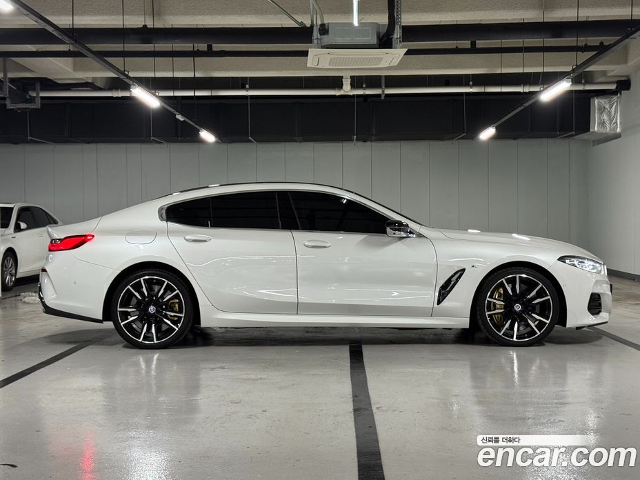 BMW 8-Series (G15) фото 19