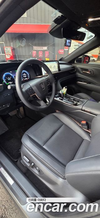 Toyota Crown Crossover фото 8