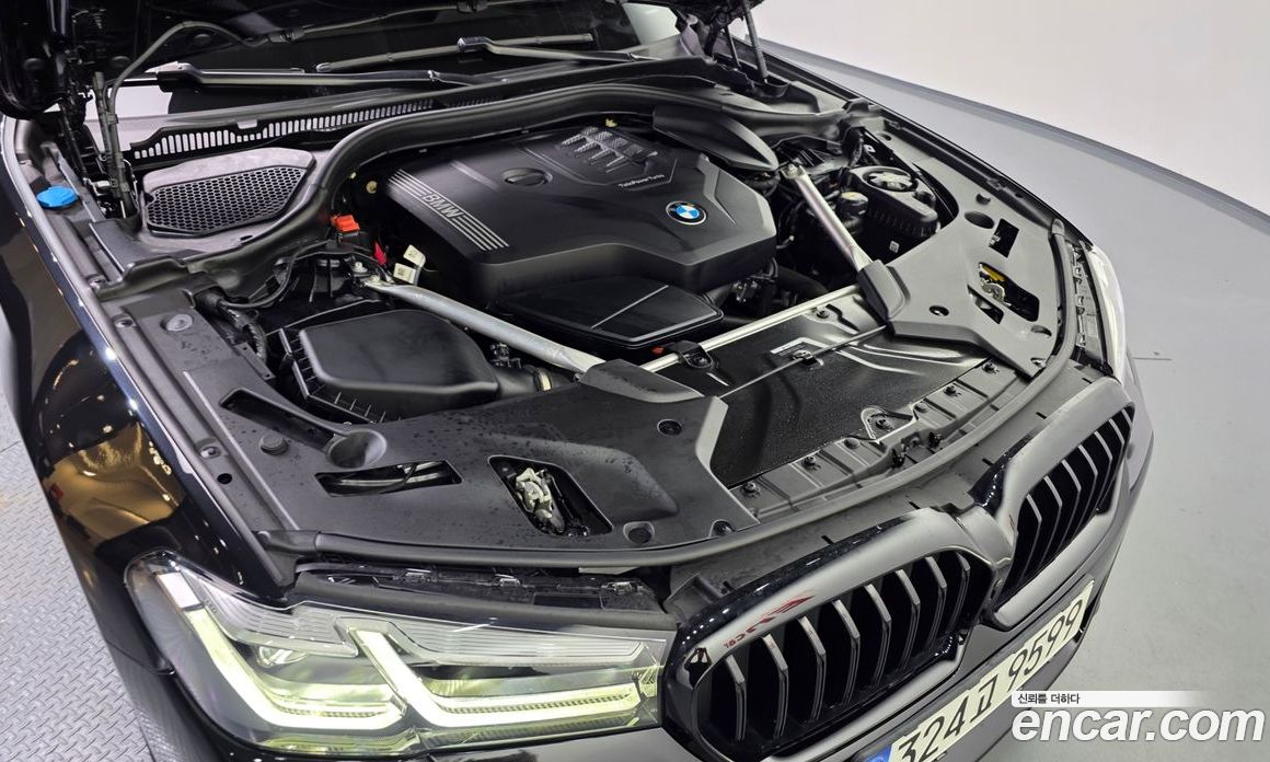 BMW 5-Series (G30) фото 6