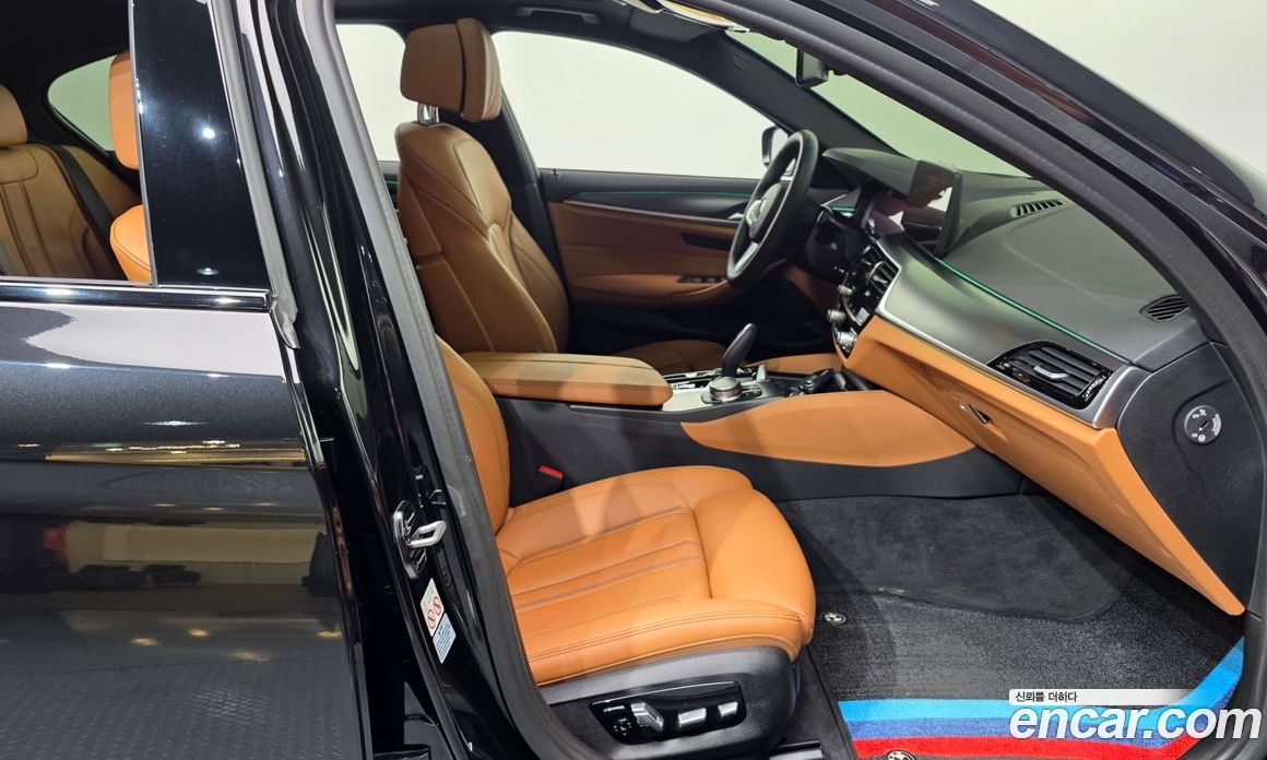 BMW 5-Series (G30) фото 11