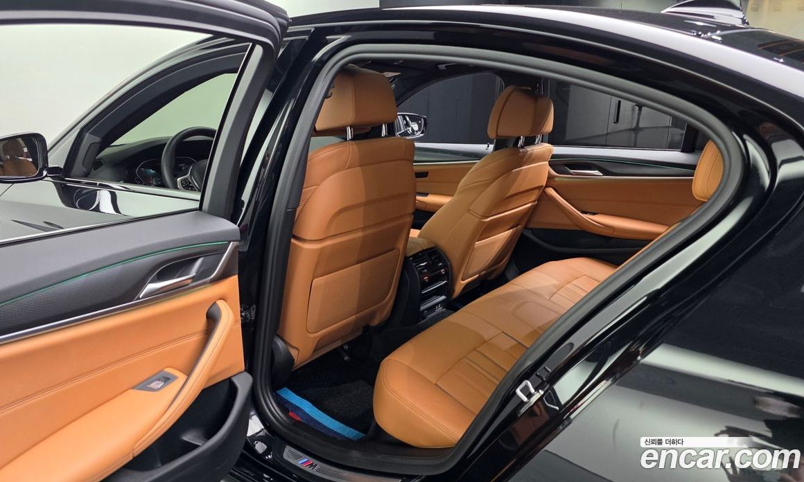 BMW 5-Series (G30) фото 26