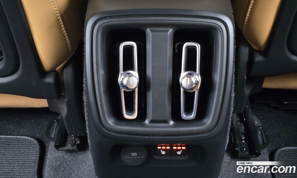 Volvo XC40 фото 19