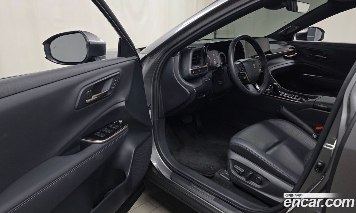 Toyota Crown Crossover фото 9