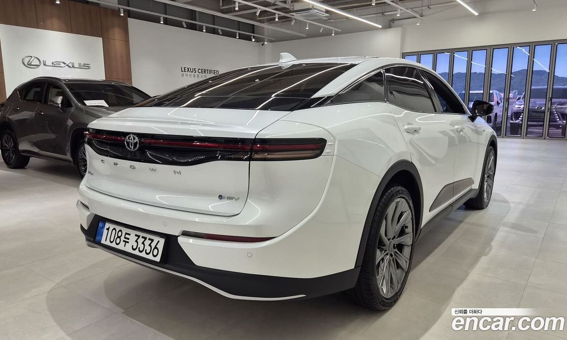 Toyota Crown Crossover фото 2