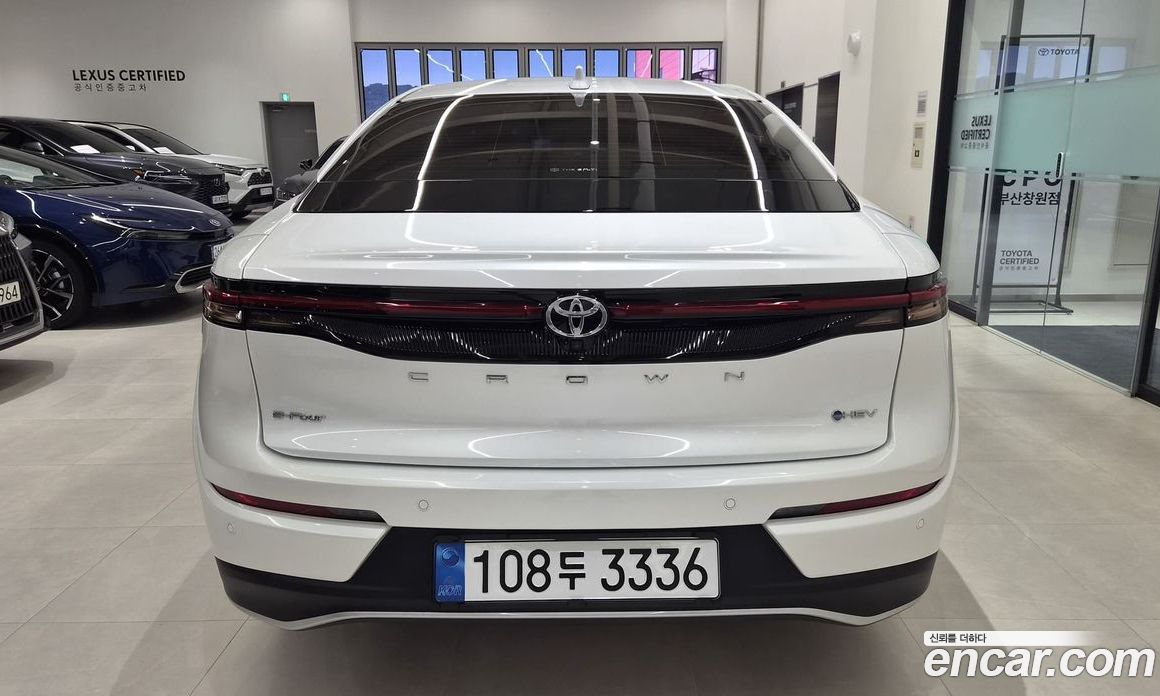 Toyota Crown Crossover фото 4
