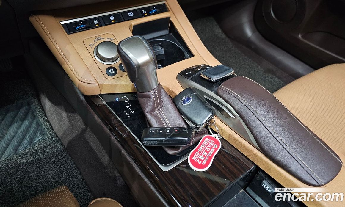 Lexus ES300h фото 9