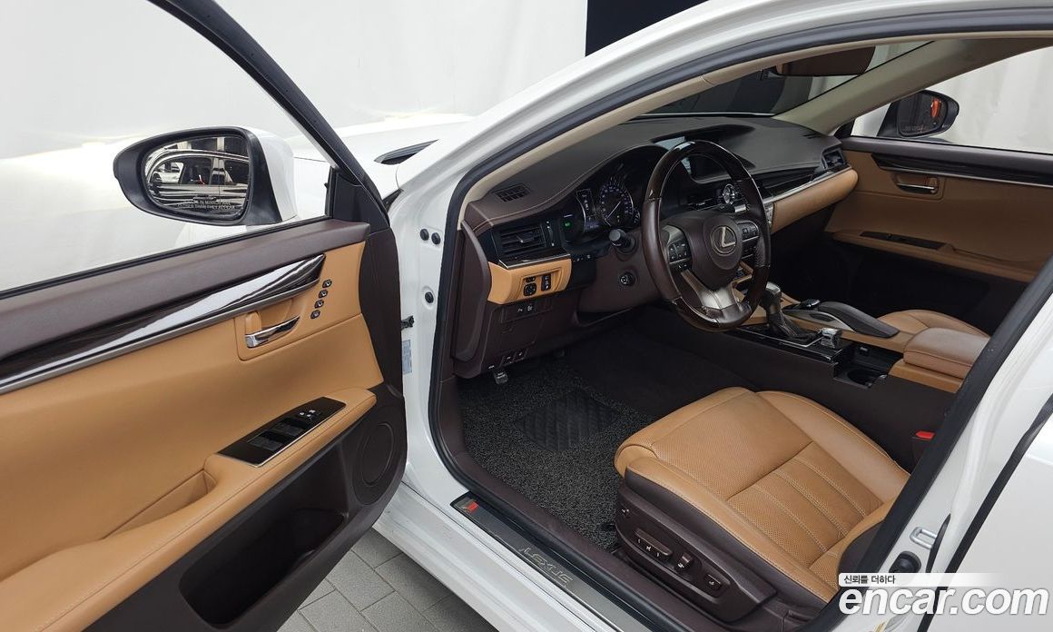 Lexus ES300h фото 10