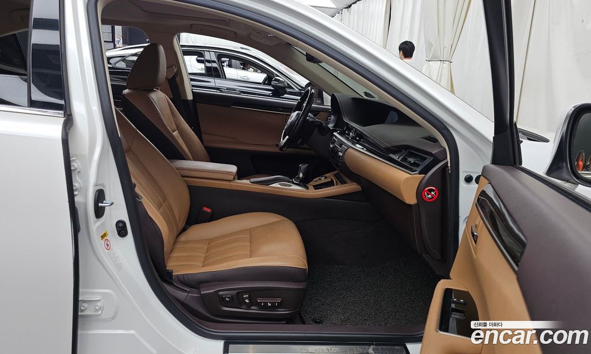 Lexus ES300h фото 11