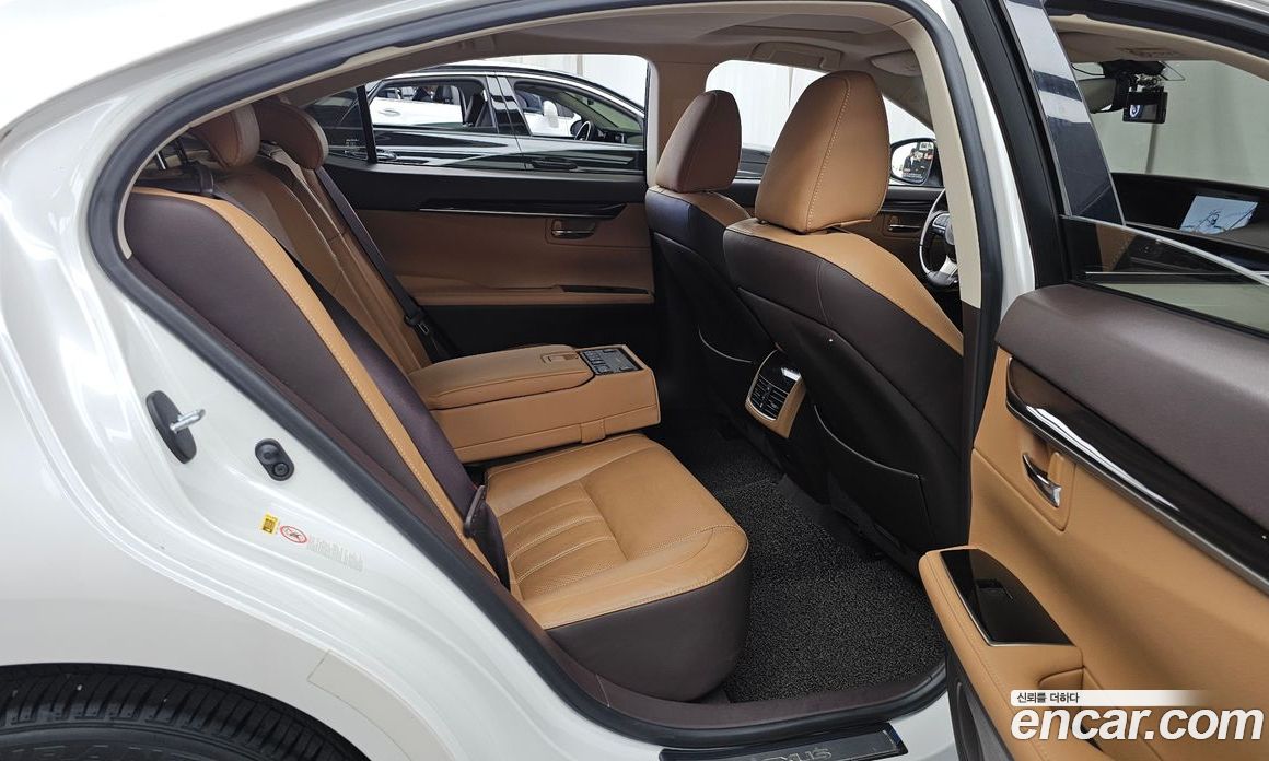 Lexus ES300h фото 12