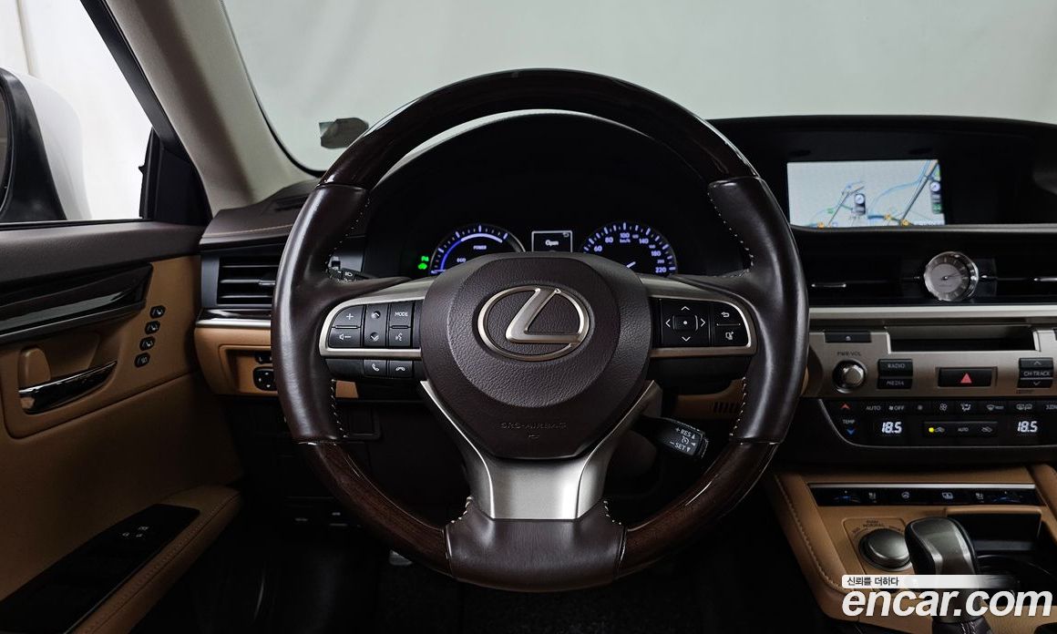 Lexus ES300h фото 13