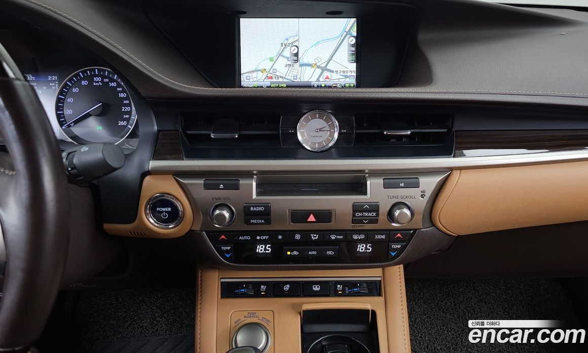Lexus ES300h фото 14