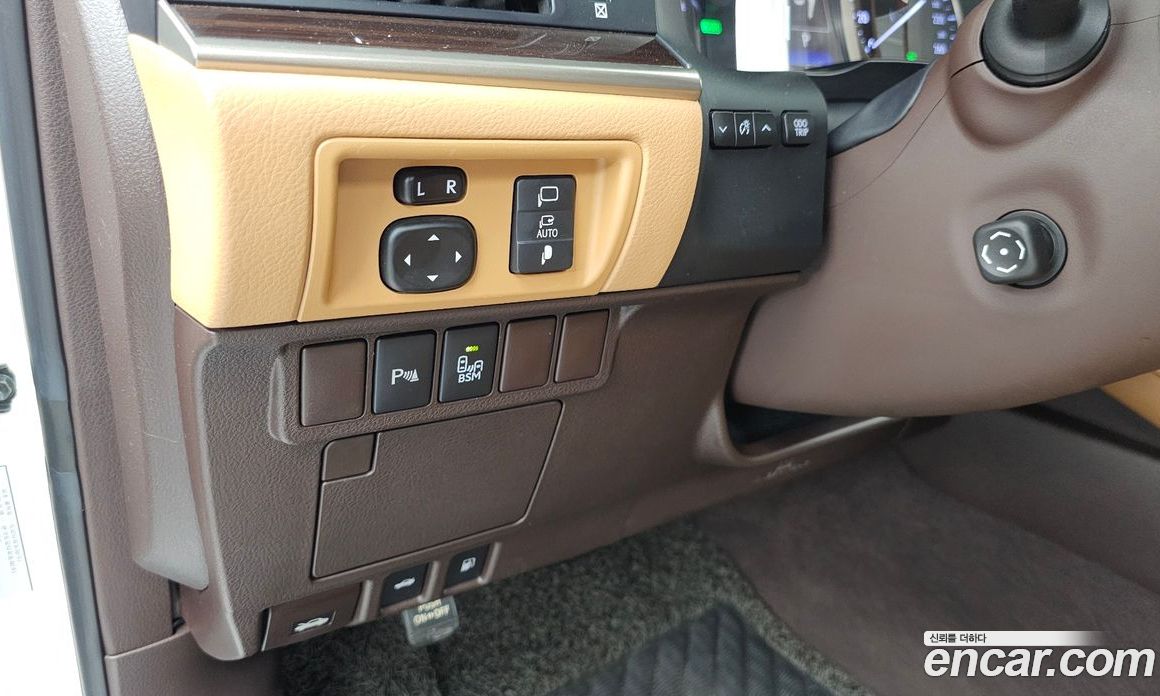 Lexus ES300h фото 16