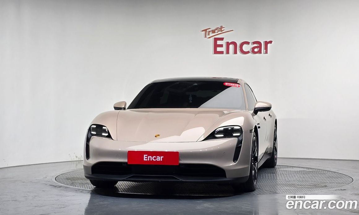 Porsche Taycan фото 2