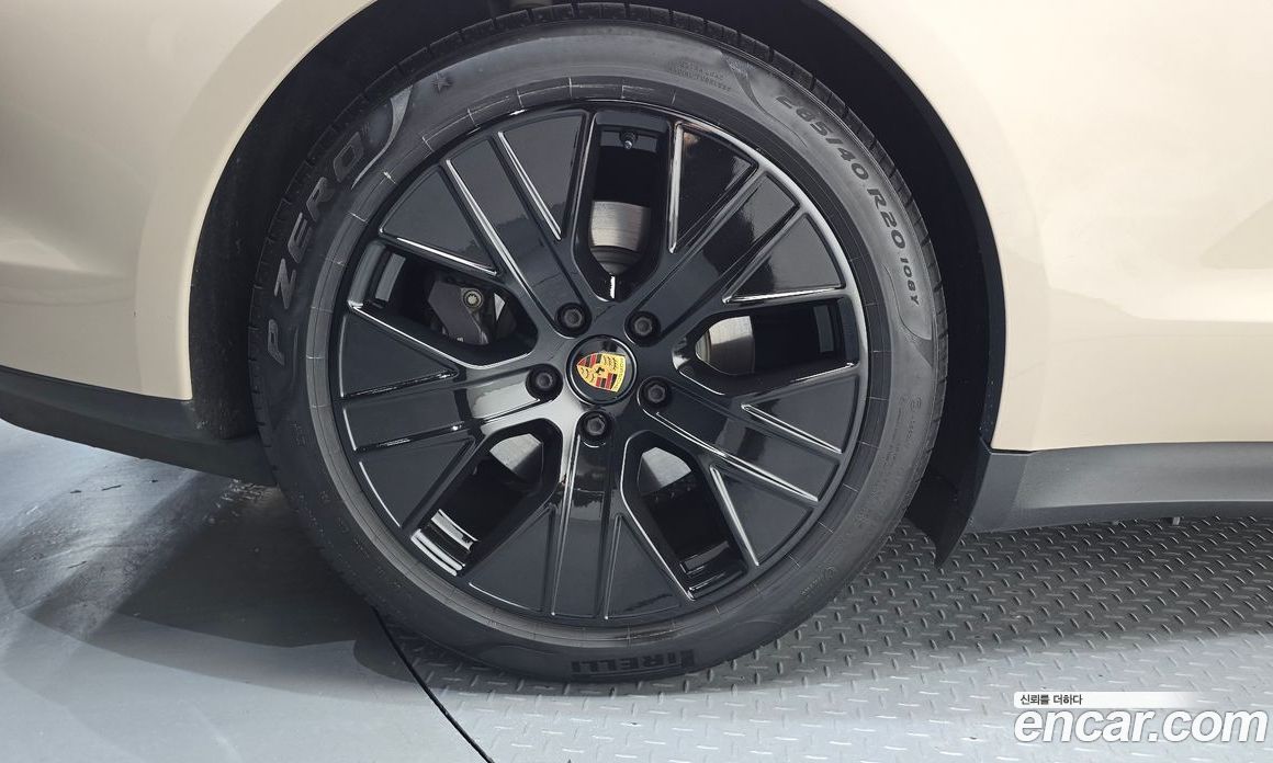 Porsche Taycan фото 4