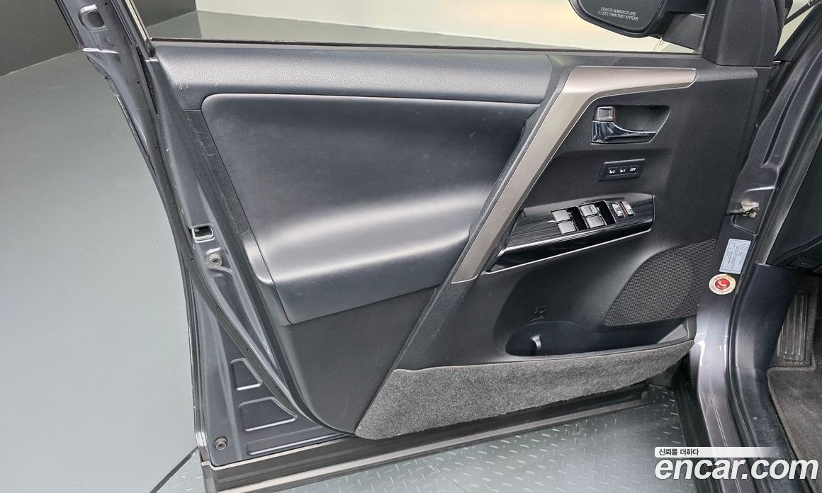 Toyota RAV4 4th Gen фото 24