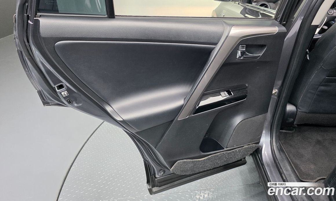 Toyota RAV4 4th Gen фото 25