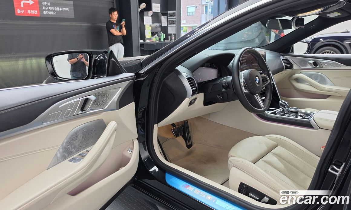 BMW 8-Series (G15) фото 10